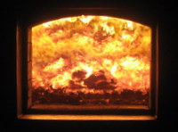 Blick in die Brennkammer eines Biomassenkessels